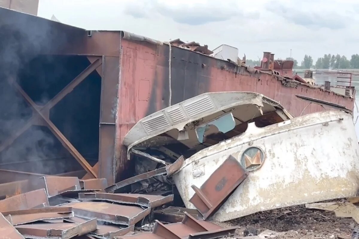    На берегу Енисея незаконно распиливали старые баржи