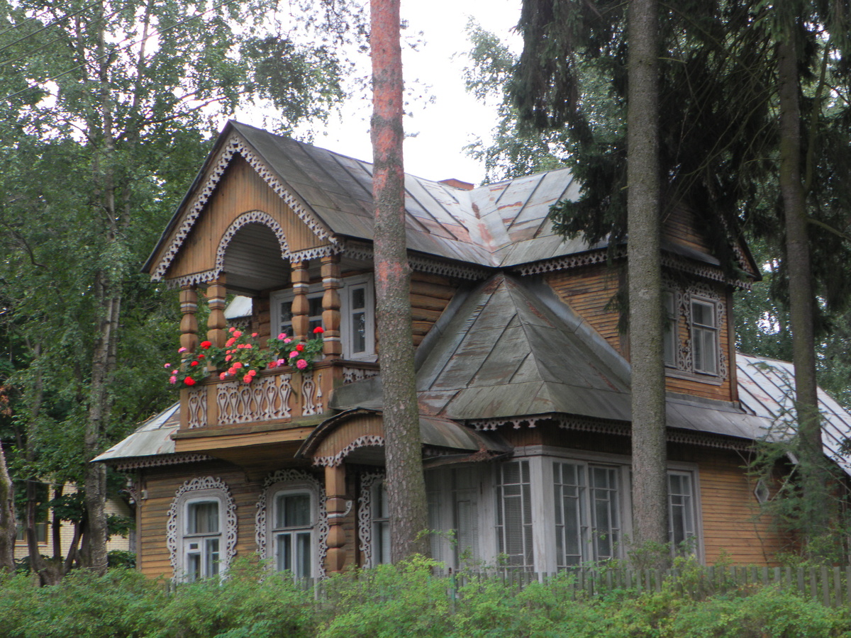 Старинный дом в Разливе на улице Емельянова