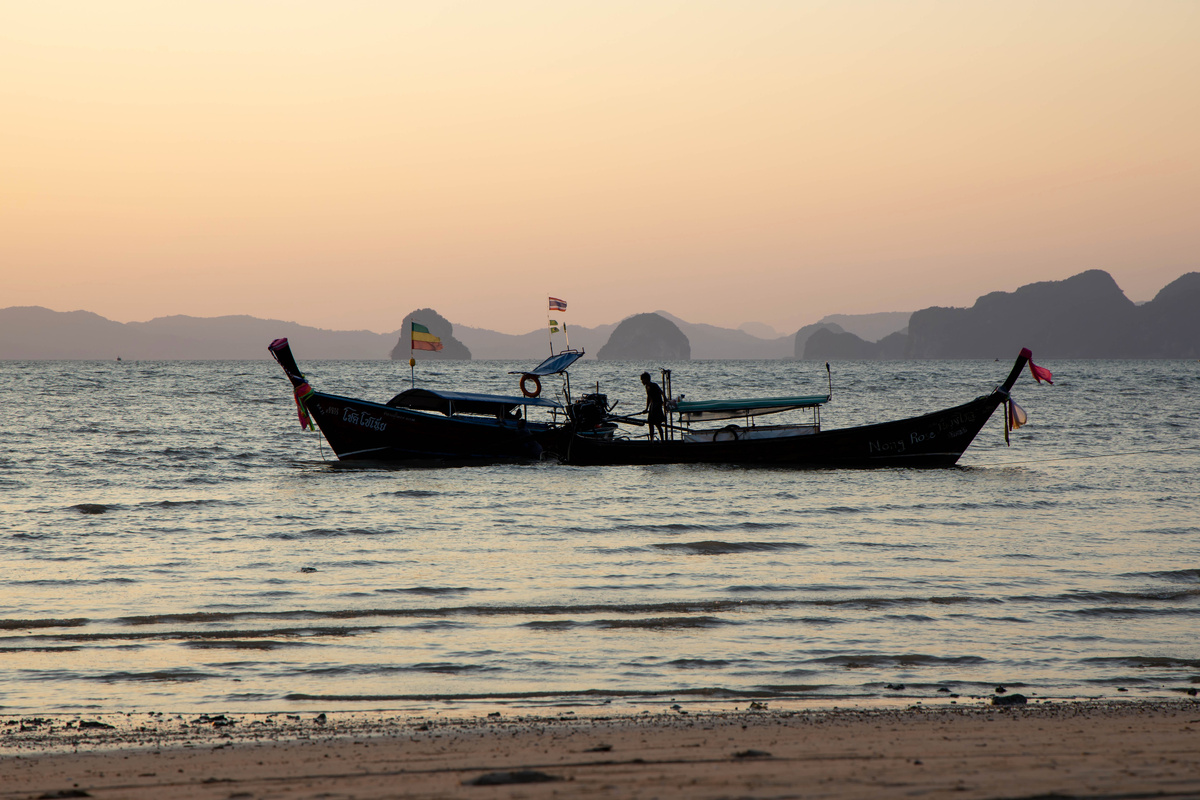 Лодки на пляже Донг Муанг