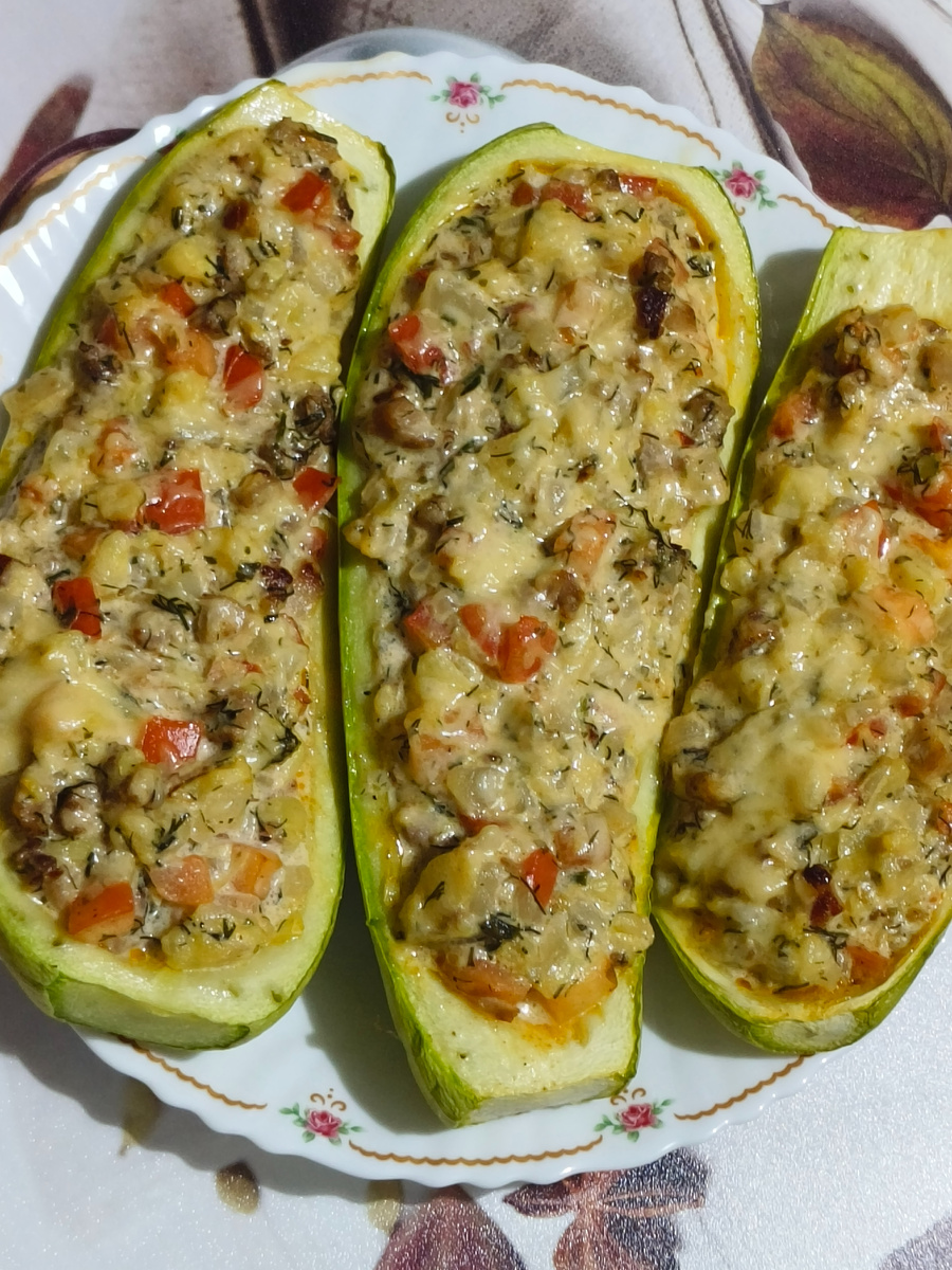 Приготовим очень вкусные запечённые фаршированные лодочки из кабачков с фаршем и овощами.