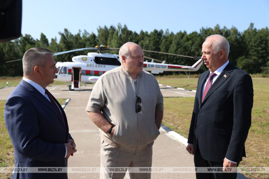     Лукашенко о пострадавших от стихии: надо людям помочь как следует