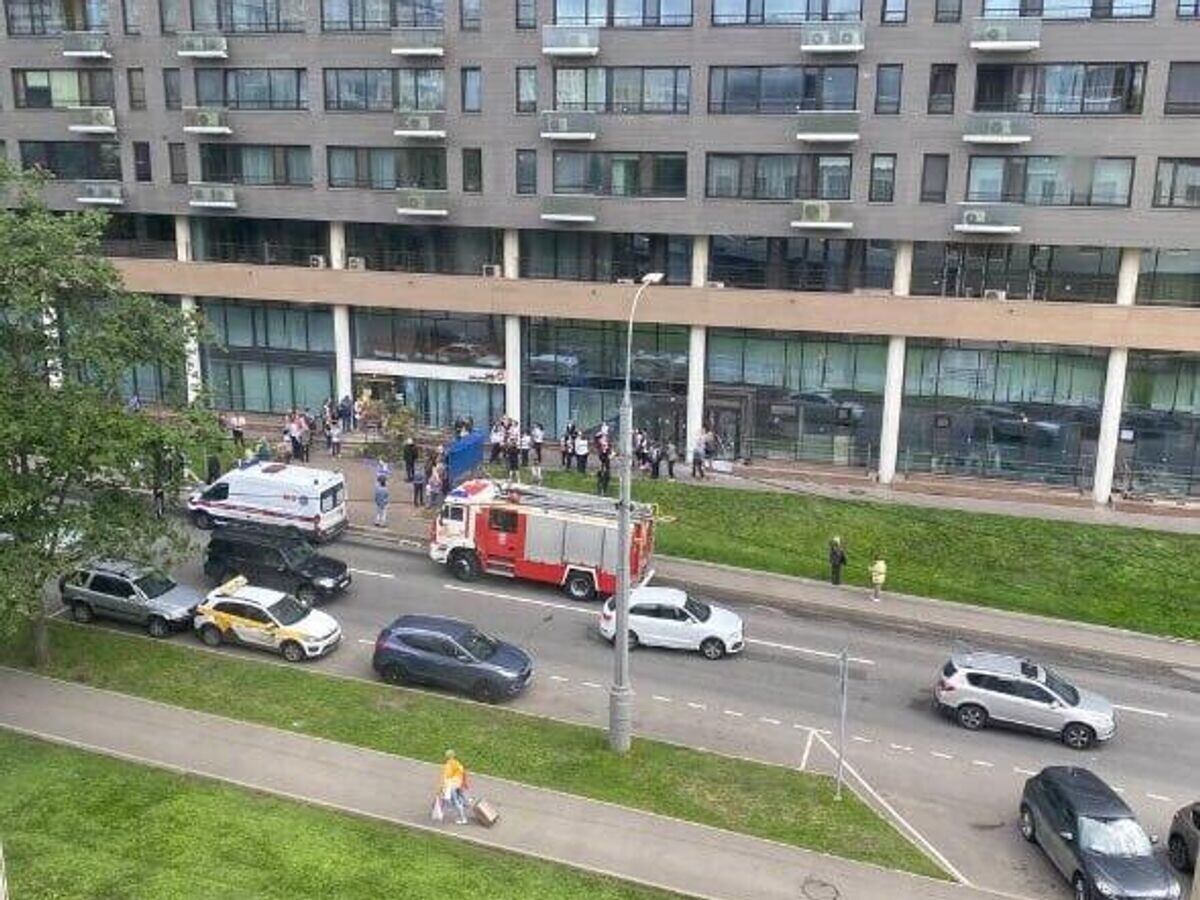    Здание МФЦ на Новоясеневском проспекте в Москве, где мужчина поджег себя© Фото : соцсети