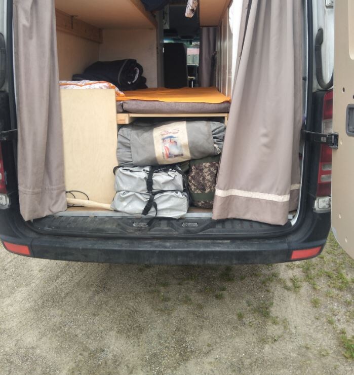 собственно кровать проектировалась с учетом длинного (2.2м) грузового пространства под ней   --->