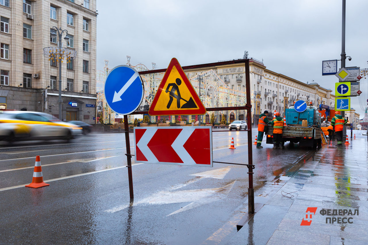 В Сургуте автомобилисты обнаружили дыру в асфальте на проезжей части.  Фото: ФедералПресс / Елена Сычёва