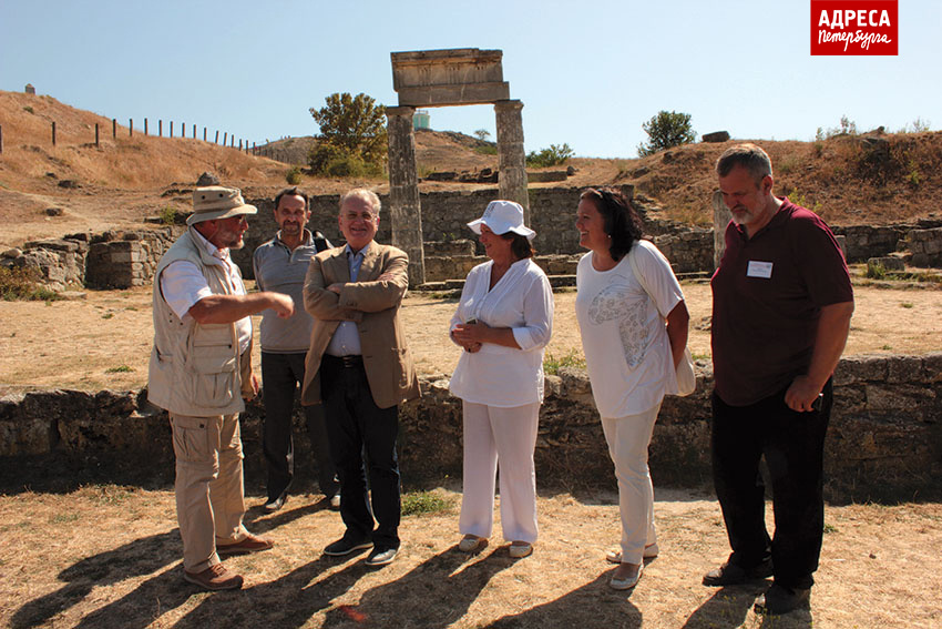 Светлана Борисовна Адаксина (справа) в поездке делегации Государственного Эрмитажа на раскопки Пантикапея в рамках международной научно-практической конференции «Археология и история Боспора». В центре — директор Государственного Эрмитажа Михаил Пиотровский. Фотография Екатерины Шаровой