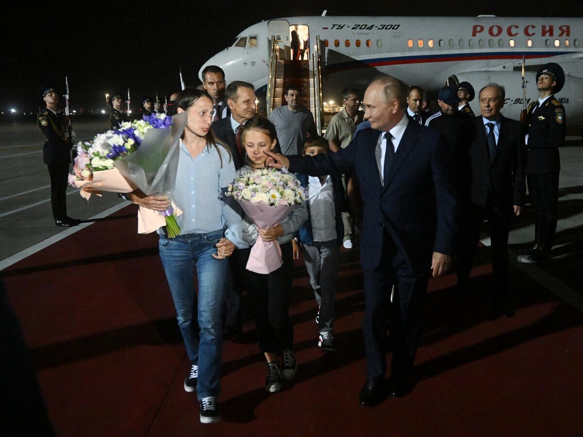    Президент Владимир Путин встретил в аэропорту граждан России, которые были освобождены в результате обмена© РИА Новости / Михаил Воскресенский