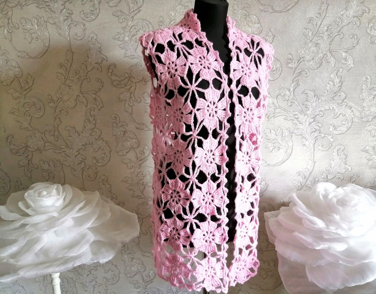 Вот такая оригинальная вещица живёт теперь в моём гардеробе.