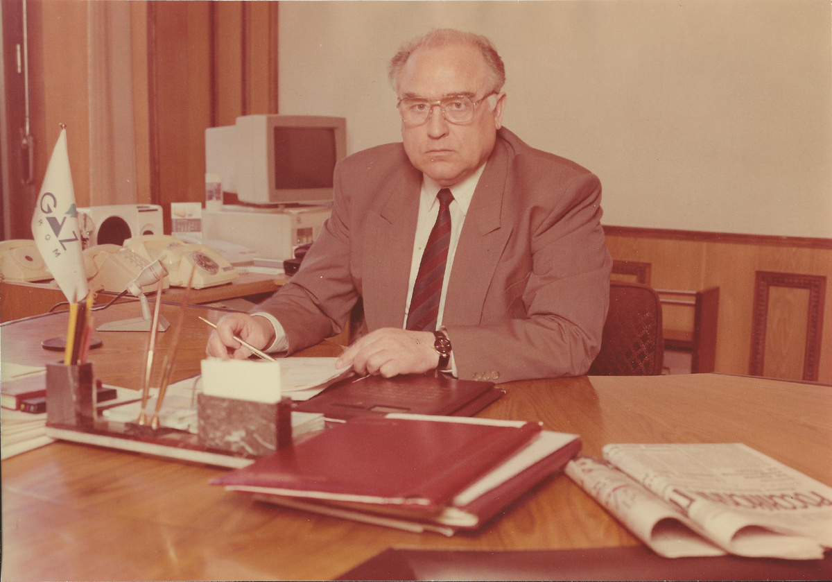 В.С. Черномырдин в рабочем кабинете. Слева на фото флажок с первым лого.