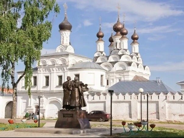 Памятник Петру и Февронии 