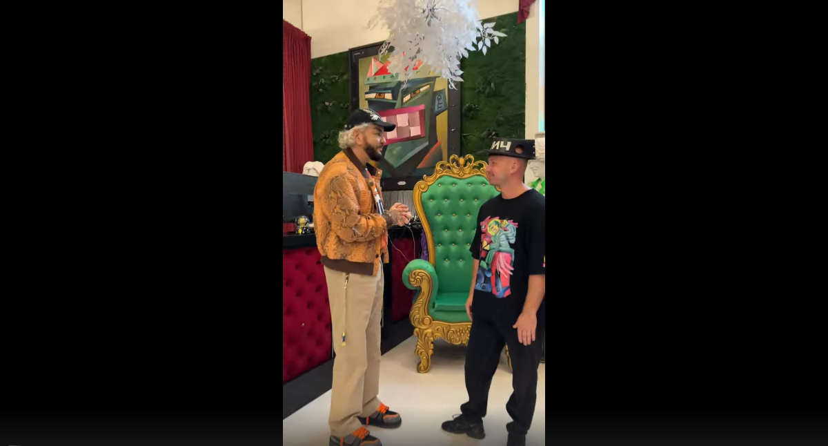    Певец высоко оценил фирменную кепку СПИЧа ручной работы, в которой художник посещает выставки