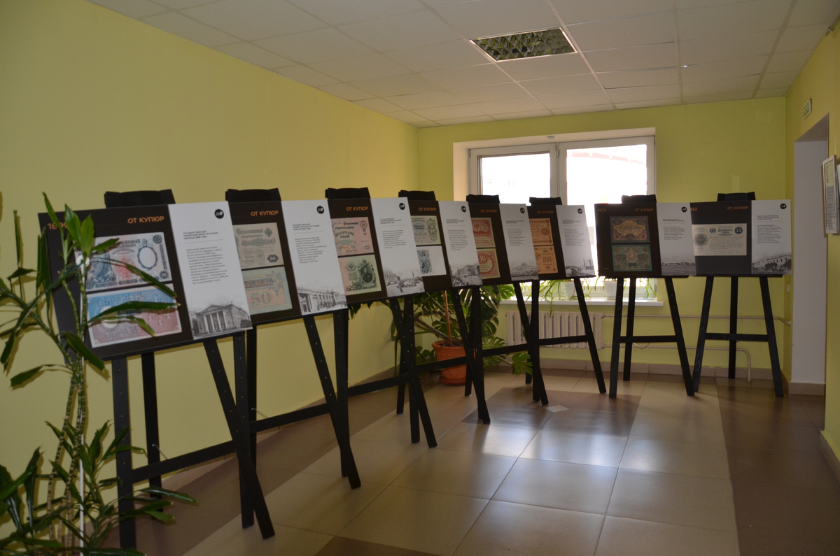 На фотополотнах представлены увеличенные изображения банкнот, выпущенных в разные  века   .