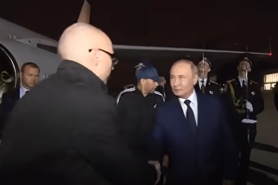Путин встречает у трапа хакера Романа Селезнева
