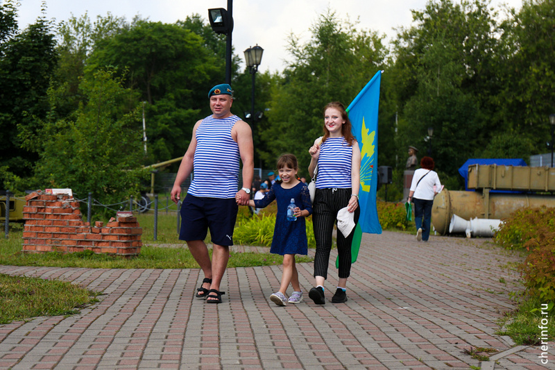    Торжественное построение состоялось в парке Победы у памятника основателю воздушно-десантных войск Василию Маргелову.