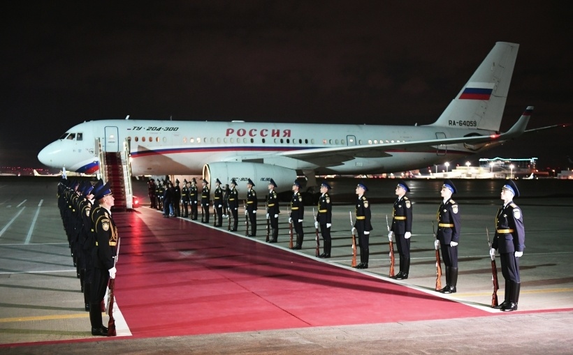 На взлетной полосе вернувшихся из мест заключения россиян встречали военнослужащие президентского полка   © РИА Новости. Сергей Ильин