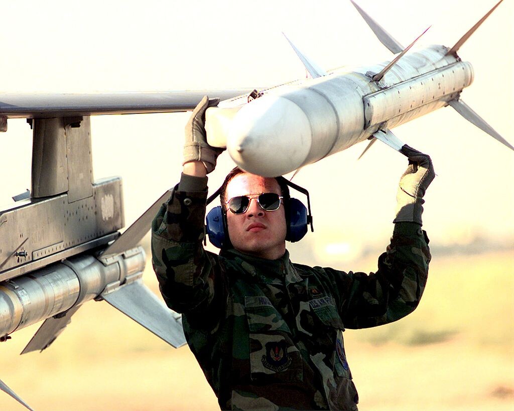 Ракета AIM-120 автор: Sergeant Vince Parker (USAF)