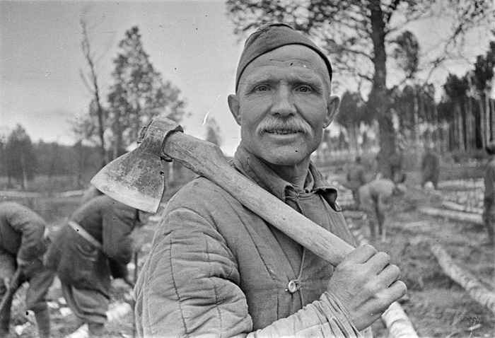 Красноармеец с топором. 1943 год. Источник: История России в фотографиях