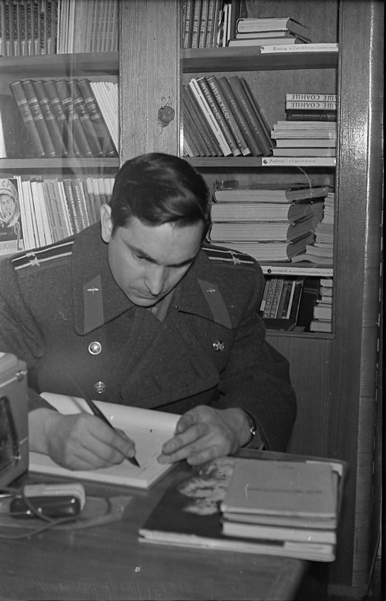Летчик-космонавт СССР Быковский В.Ф. оставляет запись в книге Почетных посетителей музея после экскурсии по дому музею К.Э. Циолковского. Фото Б.В. Усов. 15 декабря 1964 г.