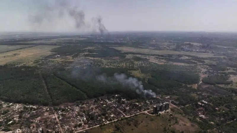 Российские войска продолжают наносить удары по Торецку управляемыми планирующими авиабомбами.