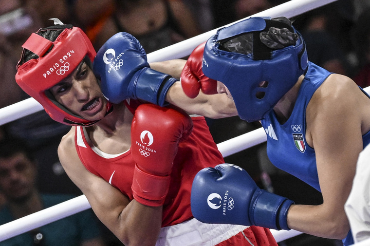 Иман Хелиф из Алжира сразилась в полусреднем весе с итальянкой Анджелой Карини. Как заявило руководство МОК, обе девушки соответствуют критериям отбора. При этом первая также является трансгендером. Фото: Ciro Fusco/Zuma/TASS