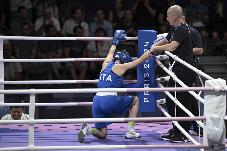 Карини снялась в первом раунде поединка после поражения от Иман Хелиф. Фото: Ciro Fusco/Zuma/TASS