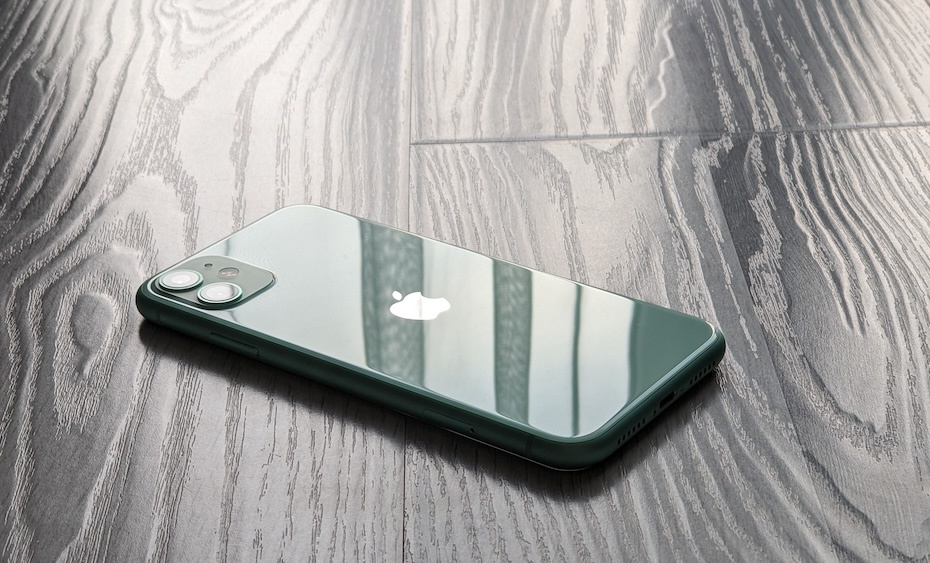    iPhone (забанен в России)