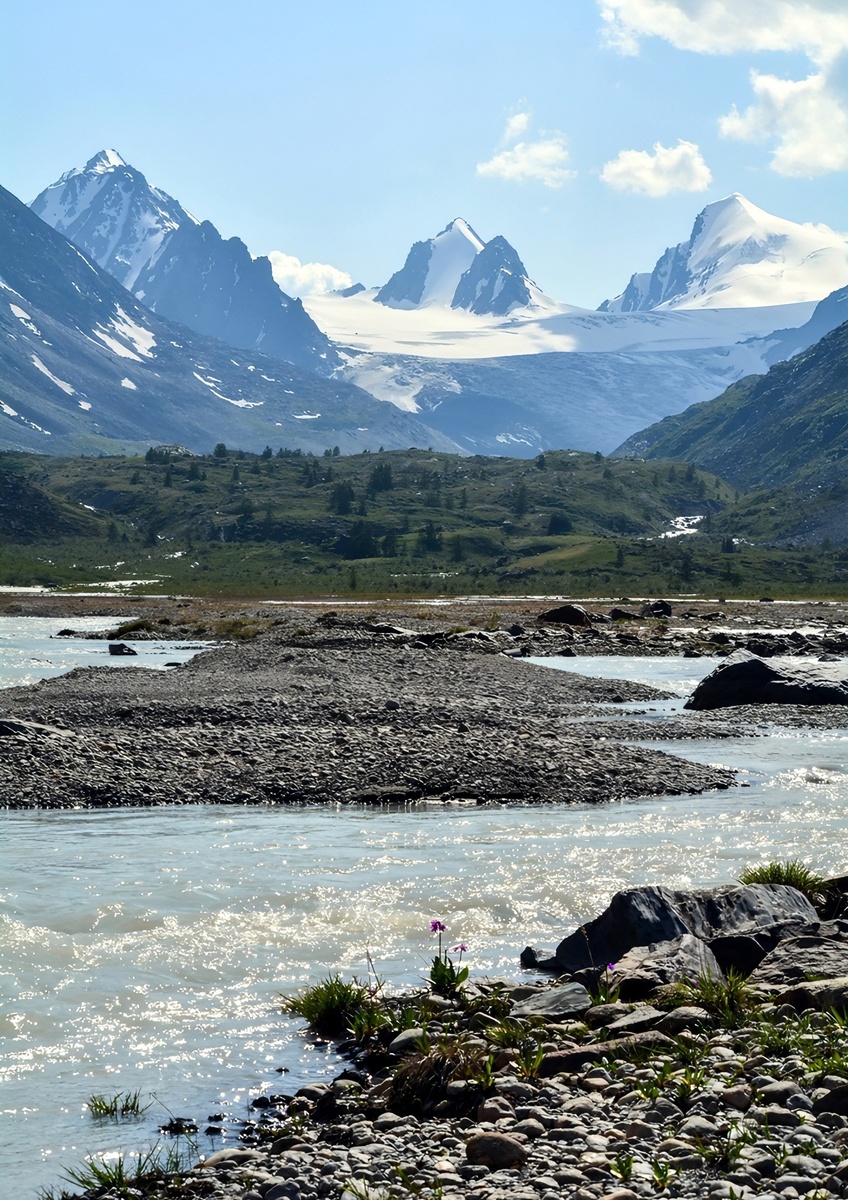 Долина Аккола с видом на Софийский ледник.