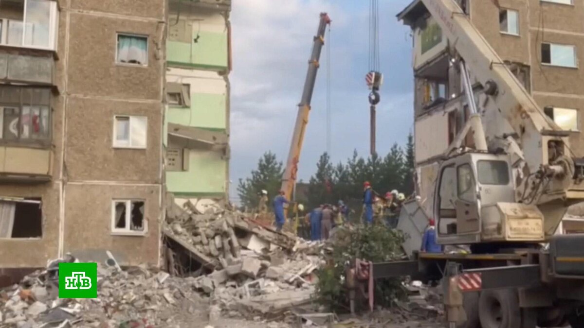    Жители Нижнего Тагила несут одежду и посуду оставшимся без жилья горожанам