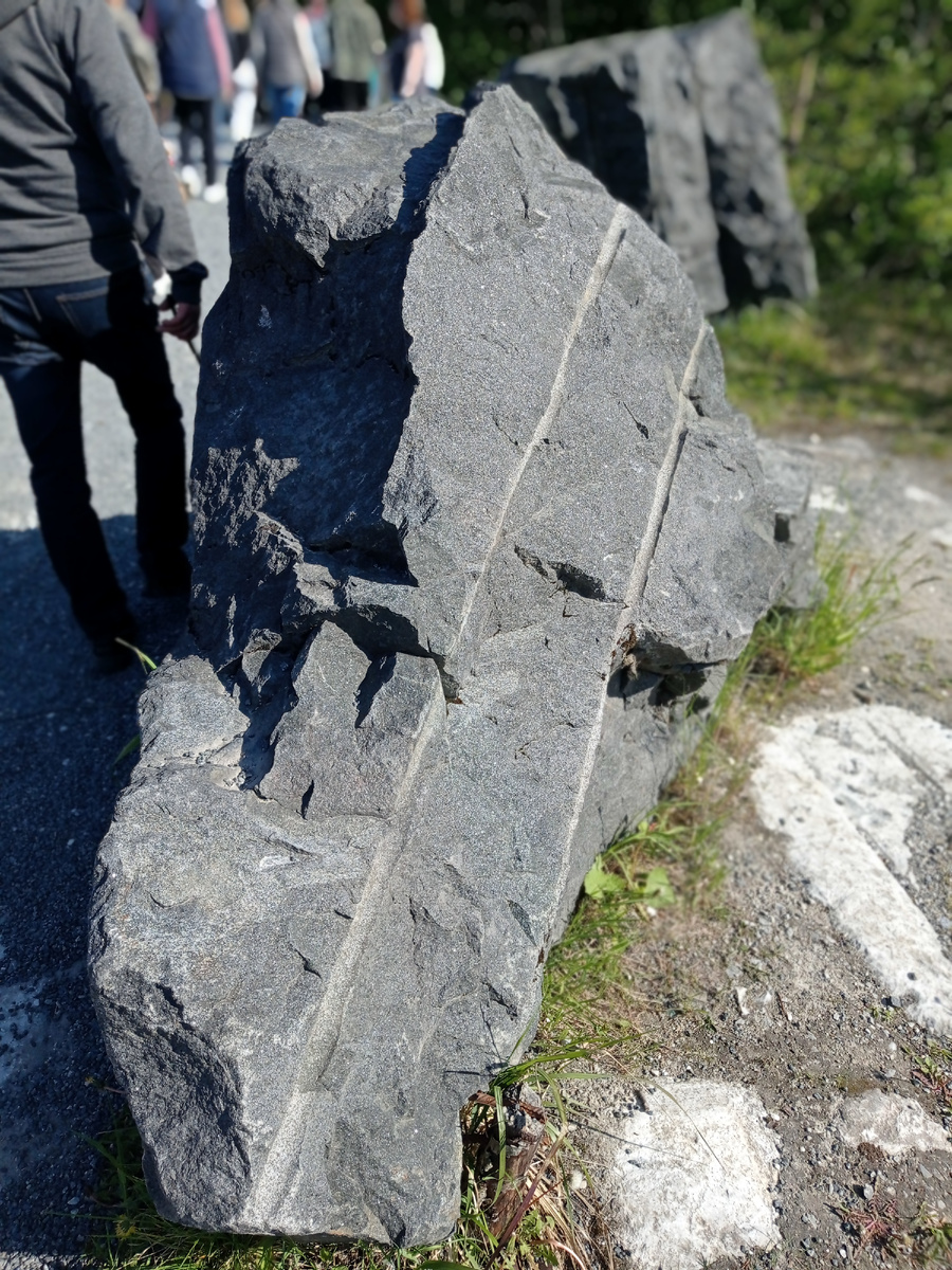 Вот такие обломки. Обратите внимание на фото 2 - там худоник по камню развлекался.