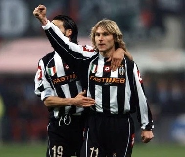 Павел Недвед празднует гол за Ювентус