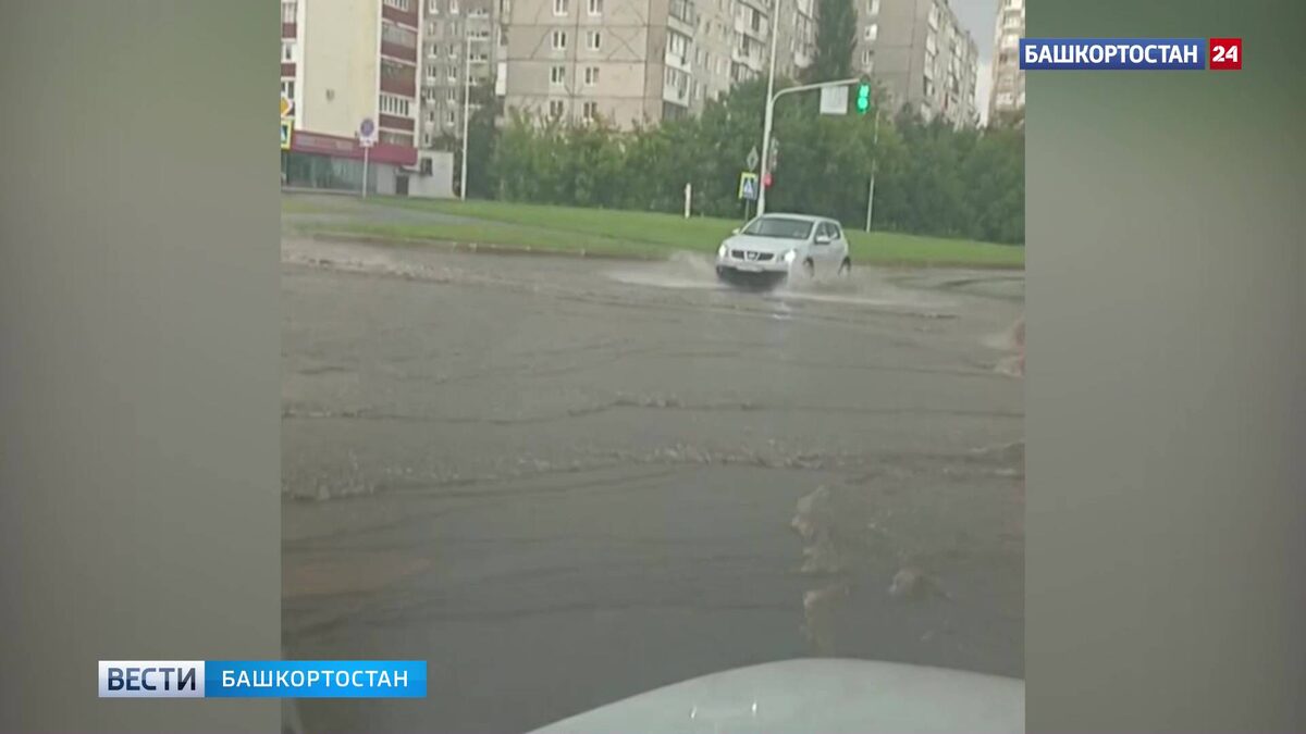    Сильный дождь затопил улицы в уфимской Черниковке