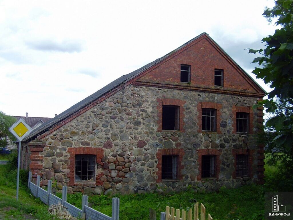 Здание пивоварни постройки 1901 года в деревне Матьковцы Вилейского района Минской области, В. Василенко, август 2008 г.