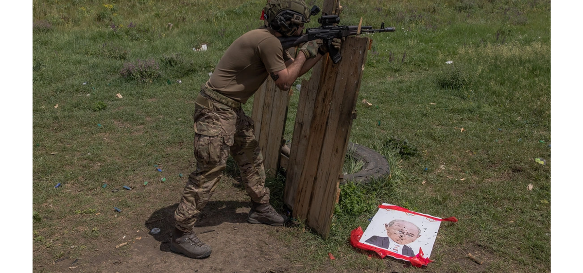 Украинские националисты ставят мишень портрет Путина