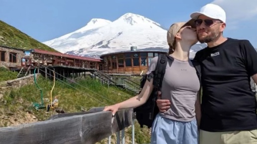 Гора притяжение. Притяжение 2017 кадры. Человек на вершине горы рисунок. Гора притяжение. Горы осетии ночью.