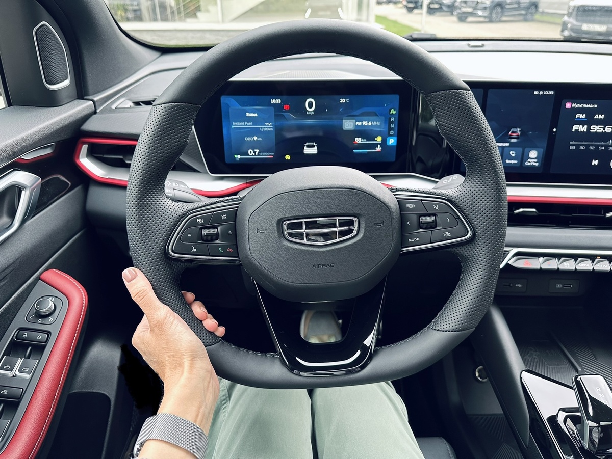 Выезжаю из салона. При покупке пробег моего Geely Coolray = 9 км. 