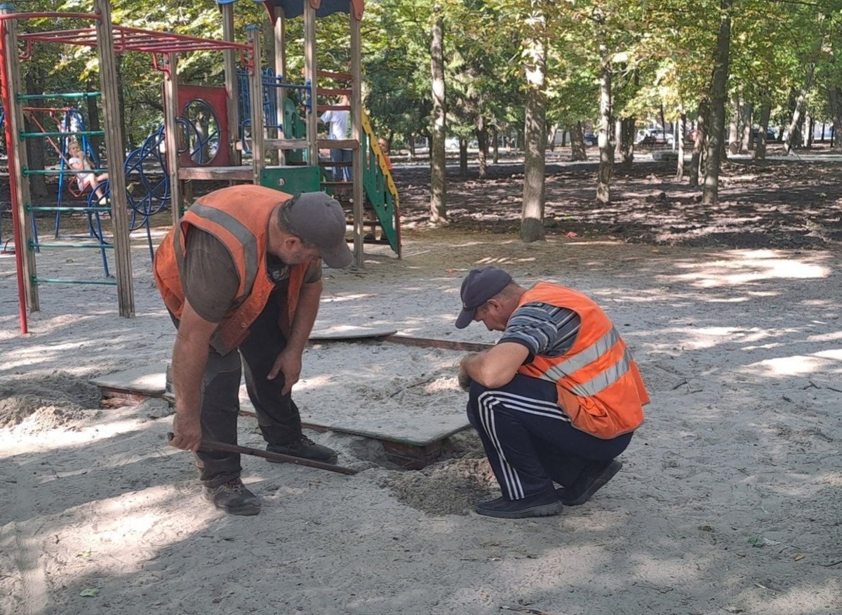    В курском парке Героев Гражданской войны демонтируют детскую площадку