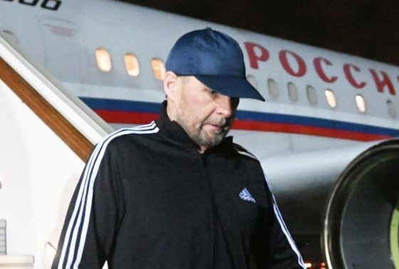    Один из освобожденных в Турции россиян - Вадим Красиков - спускается из самолета в аэропорту в Москве