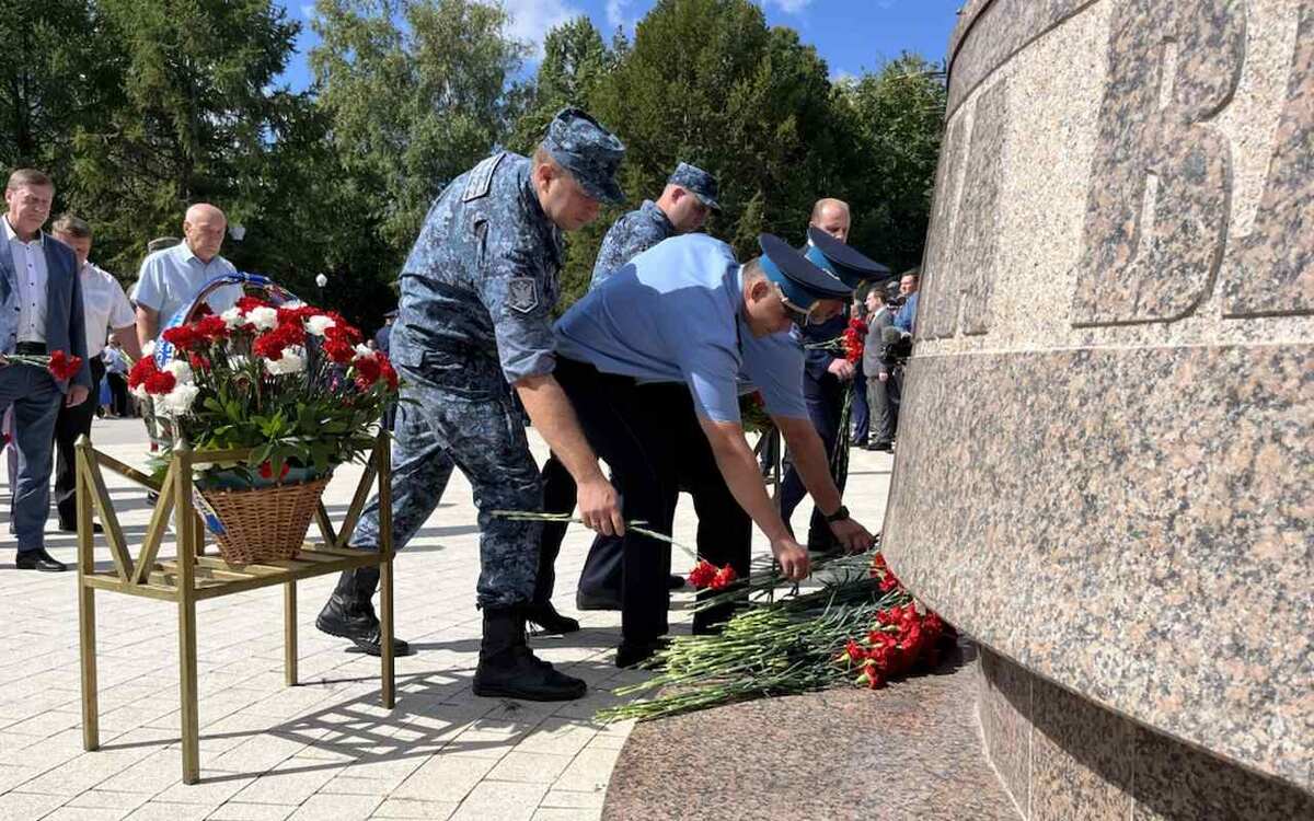    Торжественное возложение цветов прошло у музея ВДВ в Воронеже Фото автора