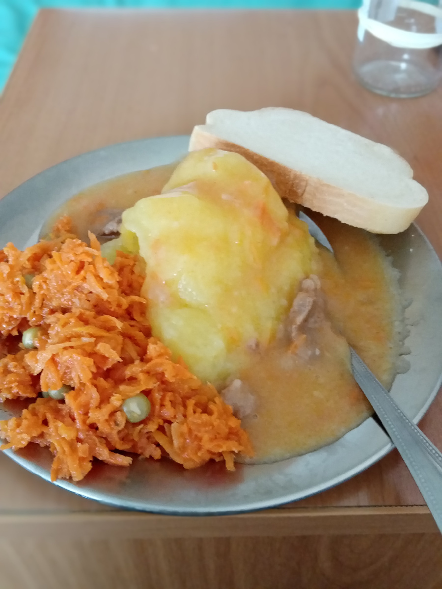 Это в первый день. Мясо говядина и курица. Даже сельдь давали. 