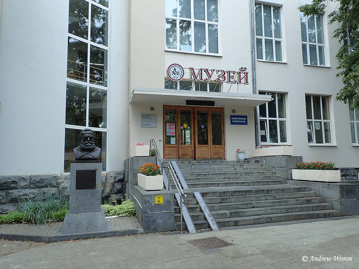 Вход в здание музея