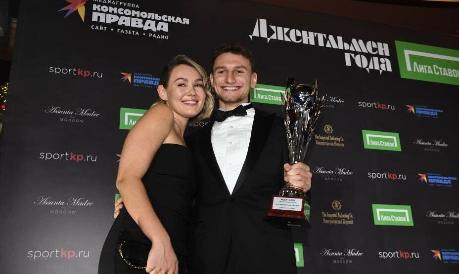    Федор Чалов вместе со своей девушкой Валерией и призом «Джентльмен года 2023». Фото: Михаил Фролов, КП