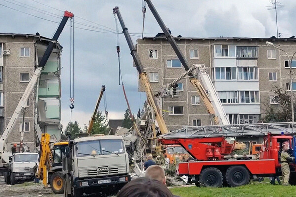 Сотрудники МЧС разбирают завалы на месте взрыва газа в жилом пятиэтажном доме на улице Сибирской в Нижнем Тагиле, 1 августа 2024 года / РИА Новости   📷