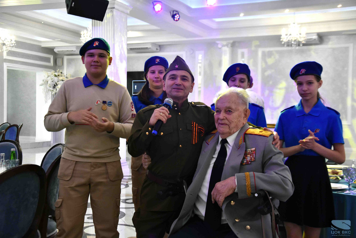 01.08.2024 г. Сотрудники Центрального офицерского клуба Воздушно-космических сил, участники клубных формирований  «Память» и «Первая эскадрилья» при ЦОК ВКС, а также юнармейцы отряда имени Героя РФ Т.