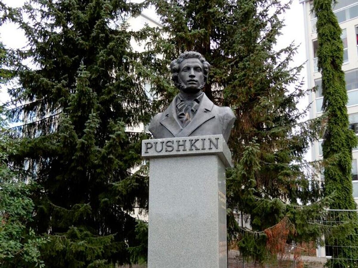    Памятник Александру Пушкину на озере Валкейсенлампи в Куопио© Фото : Kuopion kaupungin museot