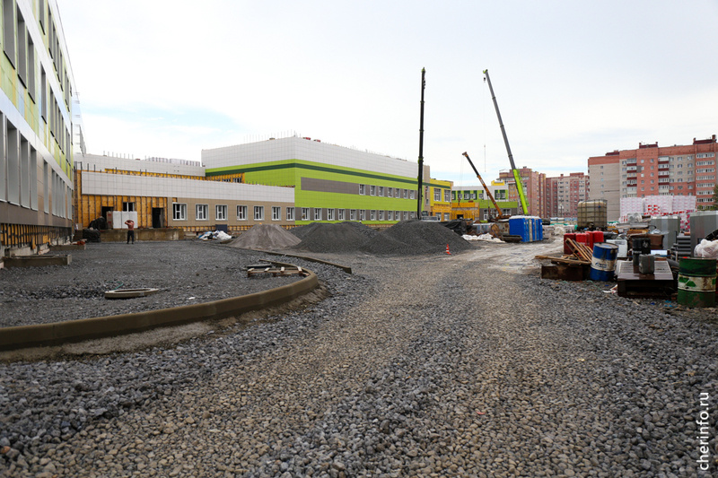    Сейчас здание будущей школы готово на 70%. В двух из четырех корпусов продолжаются отделочные работы, в остальных рабочие делают кровлю и фасады.