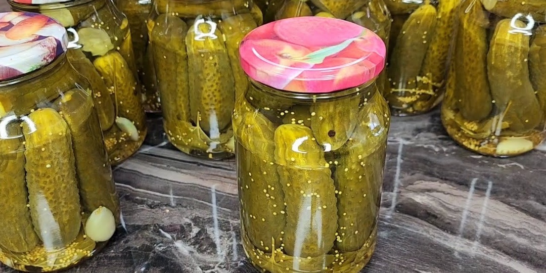 Закатываю по 50 банок и мало. Хрустящие кисло-сладкие маринованные огурцы на зиму