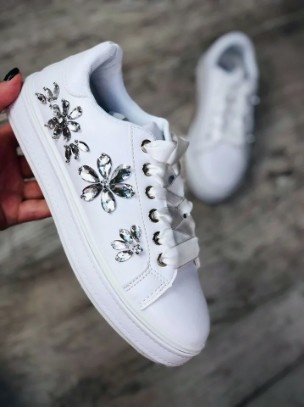 Стразы на белых кедах