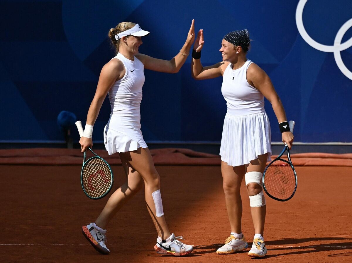    Мирра Андреева и Диана Шнайдер© AFP 2024 / PATRICIA DE MELO MOREIRA