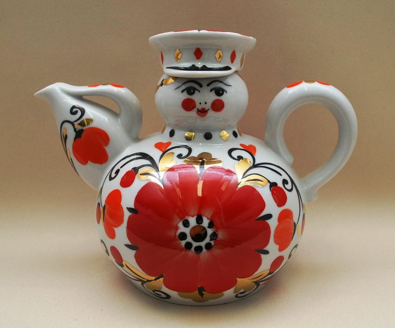 Чайник с крышкой из сувенирного комплекта "Веселушки". 1970-е. Автор формы "Ладушки" Ганрио Ю.Б., роспись Горькова А.А. Тогда это казалось несколько аляповатым, сейчас - даже милым... Федеральное государственное бюджетное учреждение культуры "Сергиево-Посадский государственный историко-художественный музей-заповедник". Листайте галерею вправо.