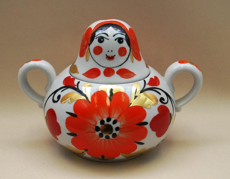Сахарница с крышкой из сувенирного комплекта "Веселушки". 1970-е. Автор формы "Ладушки" Ганрио Ю.Б., роспись Горькова А.А. Федеральное государственное бюджетное учреждение культуры "Сергиево-Посадский государственный историко-художественный музей-заповедник". 