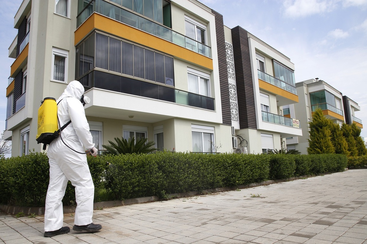 Дезинфектор (взято с сайта pixabay.com)